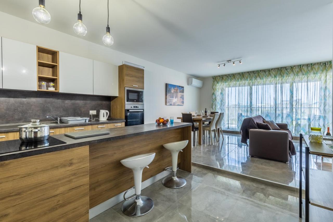 3 Bedroom Apartment - Walking Distance From Airport Gudja Exterior foto