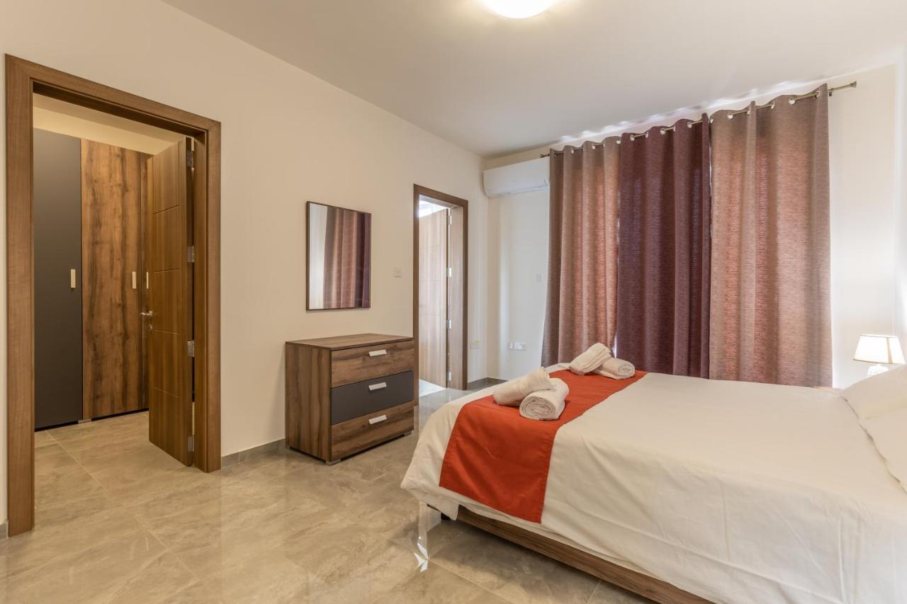 3 Bedroom Apartment - Walking Distance From Airport Gudja Exterior foto